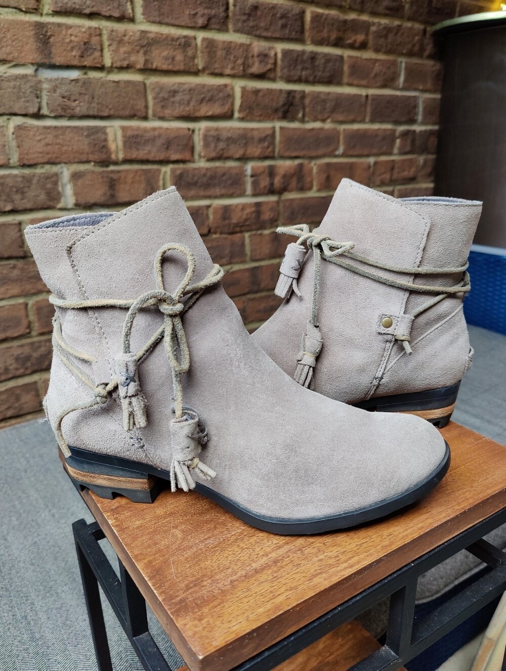 SOREL Farah Gray Suede Waterproof Ankle Booties Tassel Block Heel Womens 9.5